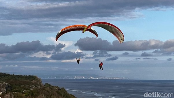 Paragliding di Bukit Timbis
